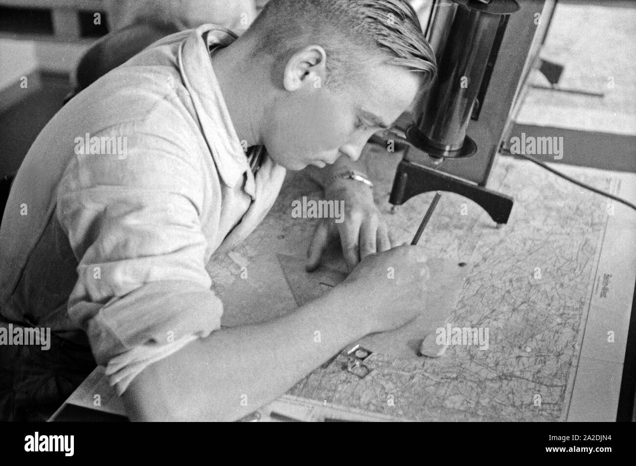 Rekrut der Flieger Ausbildungsstelle Schönwalde beim Erstellen von Festpunkten auf einer Landkarte, Deutschland 1930er Jahre. Recruit drawing some fix points into a map, Germany 1930s. Stock Photo