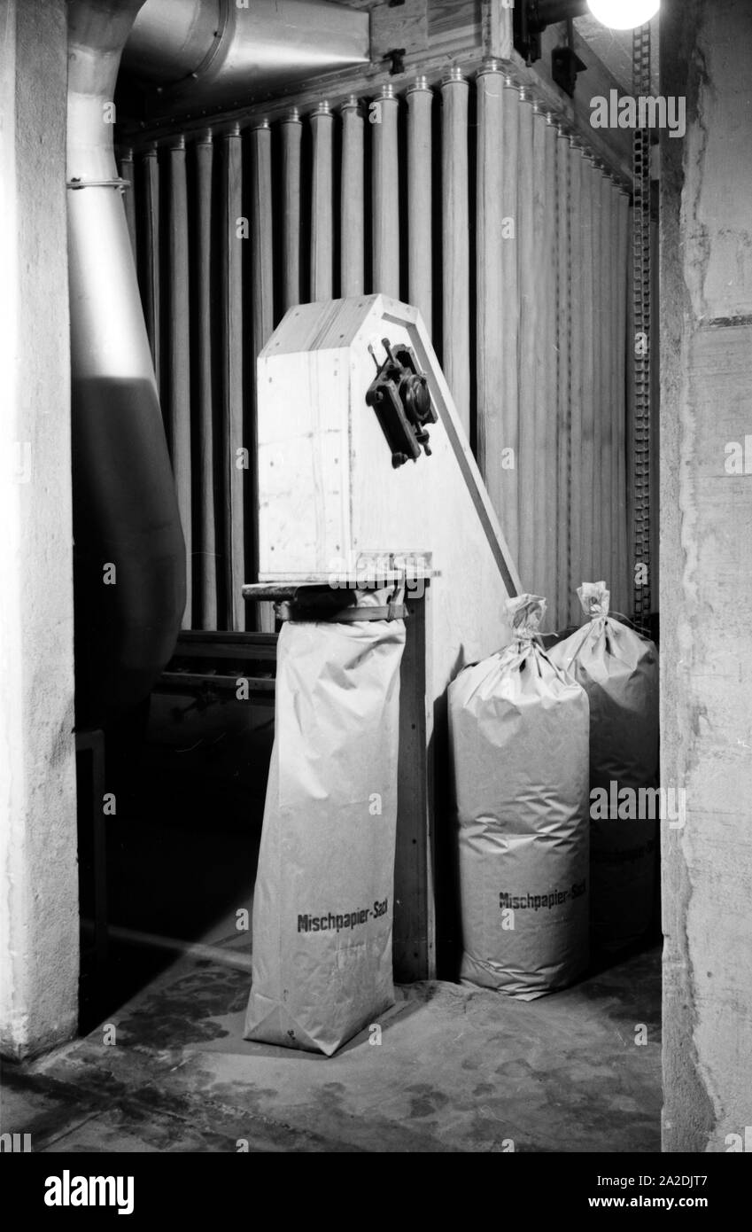 Produktion von Tabak Feinschnitt an einem Häcksler der Zigarettenfabrik Kyriazi in Hamburg, Deutschland 1930er Jahre. A crop chopper producing tobbaco shag at the Kyriazi cigarette factory at Hamburg with his barrow, Germany 1930s. Stock Photo