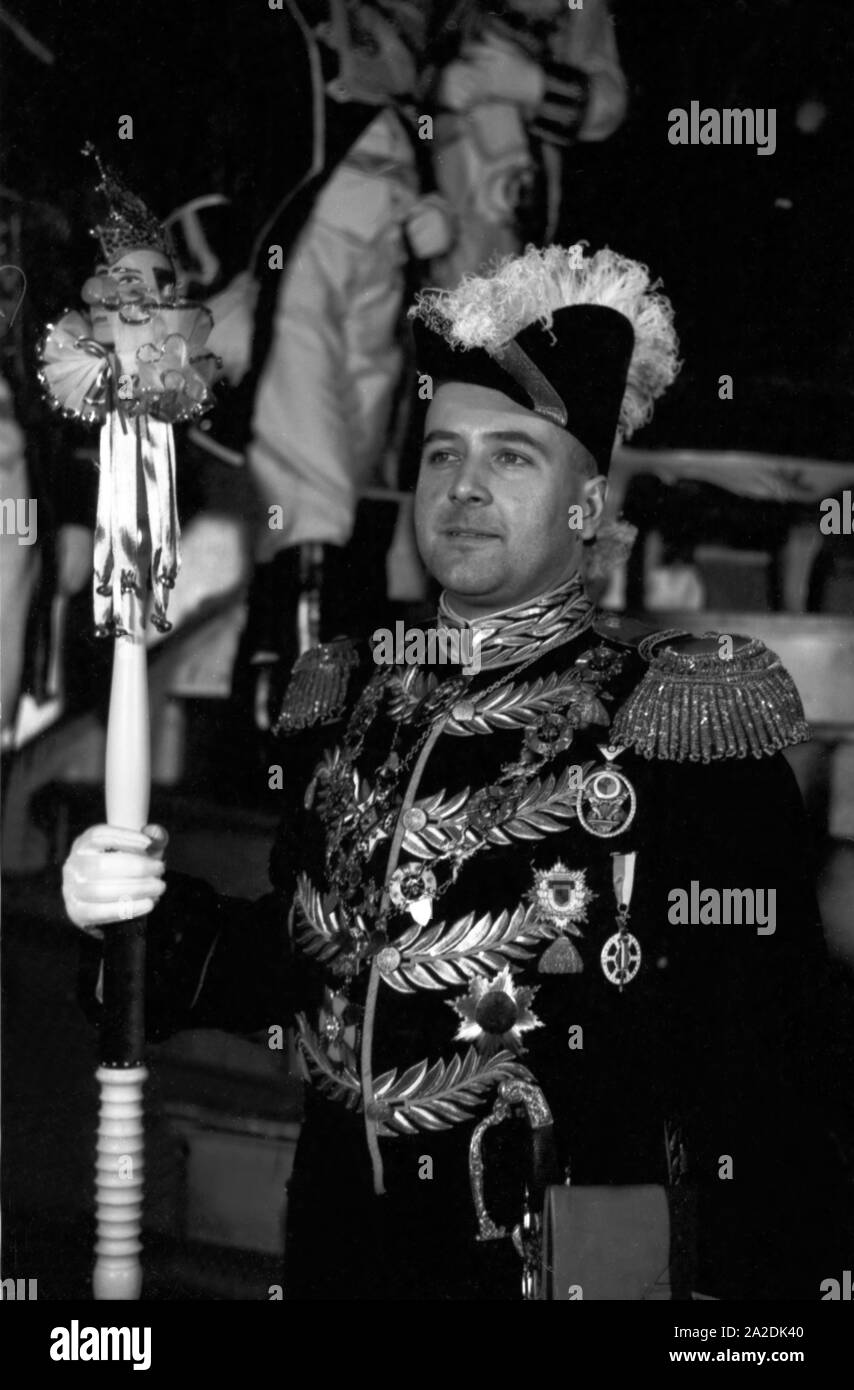 Der Zeremonienmeister in der Fastnacht in Mainz 1938 wird auch liebevoll 'Uffstumber'genannt. The master of ceremony at the Mainz carnival leads active members or celebrities to the stage. Stock Photo