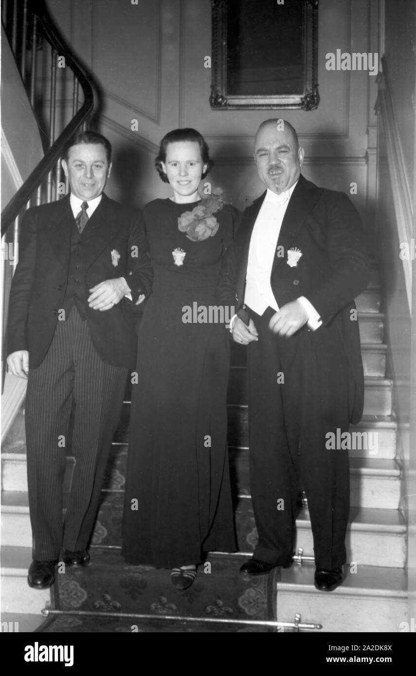 Offizielle, Ehrengäste und Granden der Mainzer Fastnacht feiern die Kampagne 1938. Officials and presidents celebrating the carnival season 1938 at the city of Mainz. Stock Photo