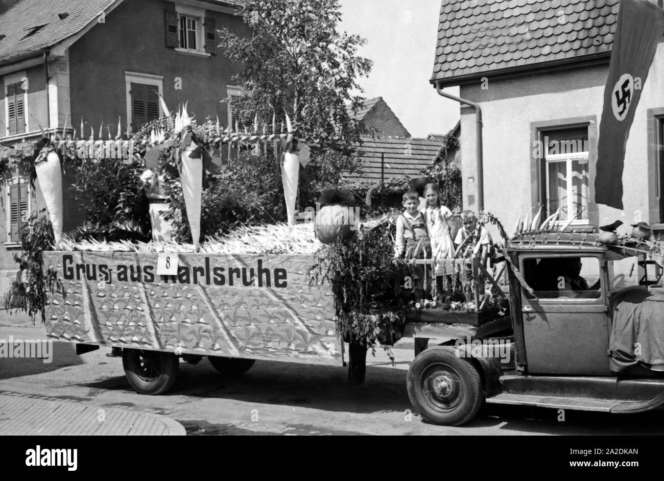 Auch die Stadt Karlsruhe hat einen Motivwagen zum Umzg beim Rettichfest nach Schifferstadt geschickt, Deutschland 1930er Jahre. The city of Karlsruhe also sent a parade float to the pageant at the annual radish fair at Schifferstadt, Germany 1930s. Stock Photo