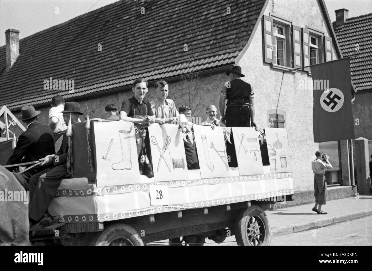Wagen der Handwerker Innung beim Festzug zum Rettichfest in Schifferstadt, Deutschland, 1930er Jahre. Parade float of handcraft guilds ageant of the annual radish fair at Schifferstadt, Germany 1930s. Stock Photo