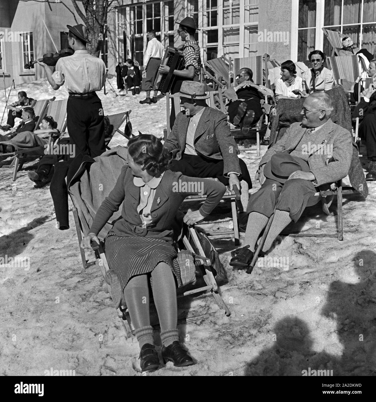 Die Musiker vom Felbergerhof unterhalten die Feriengäste mit ihren Weisen, Deutschland 1930er Jahre. The staff members of Feldbergerhof hotel entertaining the guest with their tunes, Germany 1930s. Stock Photo