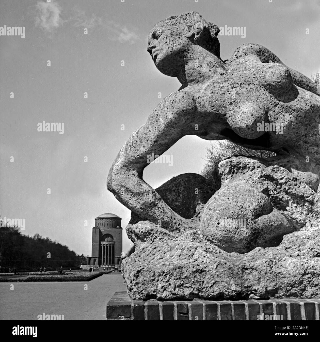Im Stadtpark mit dem Planetarium und der Skulptur 'Badende' von Georg Kolbe in Hamburg, Deutschland 1930er Jahre. Sculpture and observatory at the city park Hamburg, Germany 1930s. Stock Photo