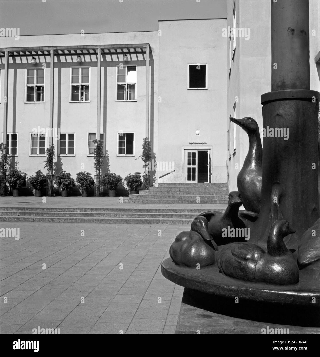 Eingang zur Schulschwimmhalle am Stadtbad in Chemnitz, Deutschland 1930er Jahre. Entrance to the swimming pool for school classes at the Stadtbad swimming pool in Chemnitz, Germany 1930s. Stock Photo