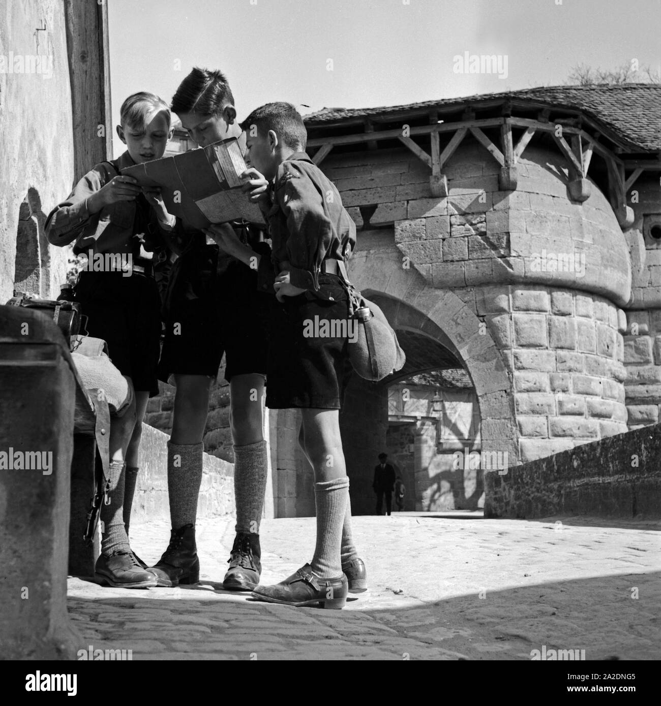 Drei Hitlerjungen studieren den Stadtplan von Rothenburg ob der Tauber, Deutschland 1930er Jahre. Three Hitler youths studying the map of Rothenburg ob der Tauber, Germany 1930s. Stock Photo