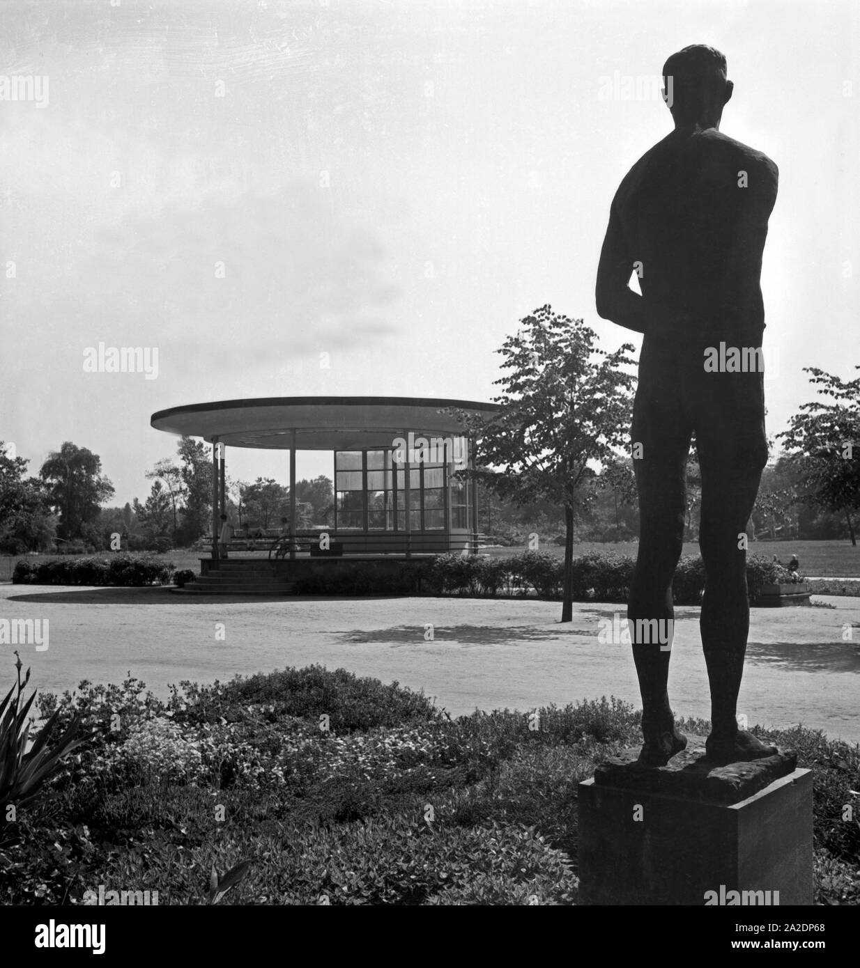 Der Musiktempel mit Blick zum Waldrand in Zwickau, Deutschland 1930er Jahre. Music pavillon with view to the forest at Zwickau, Germany 1930s. Stock Photo