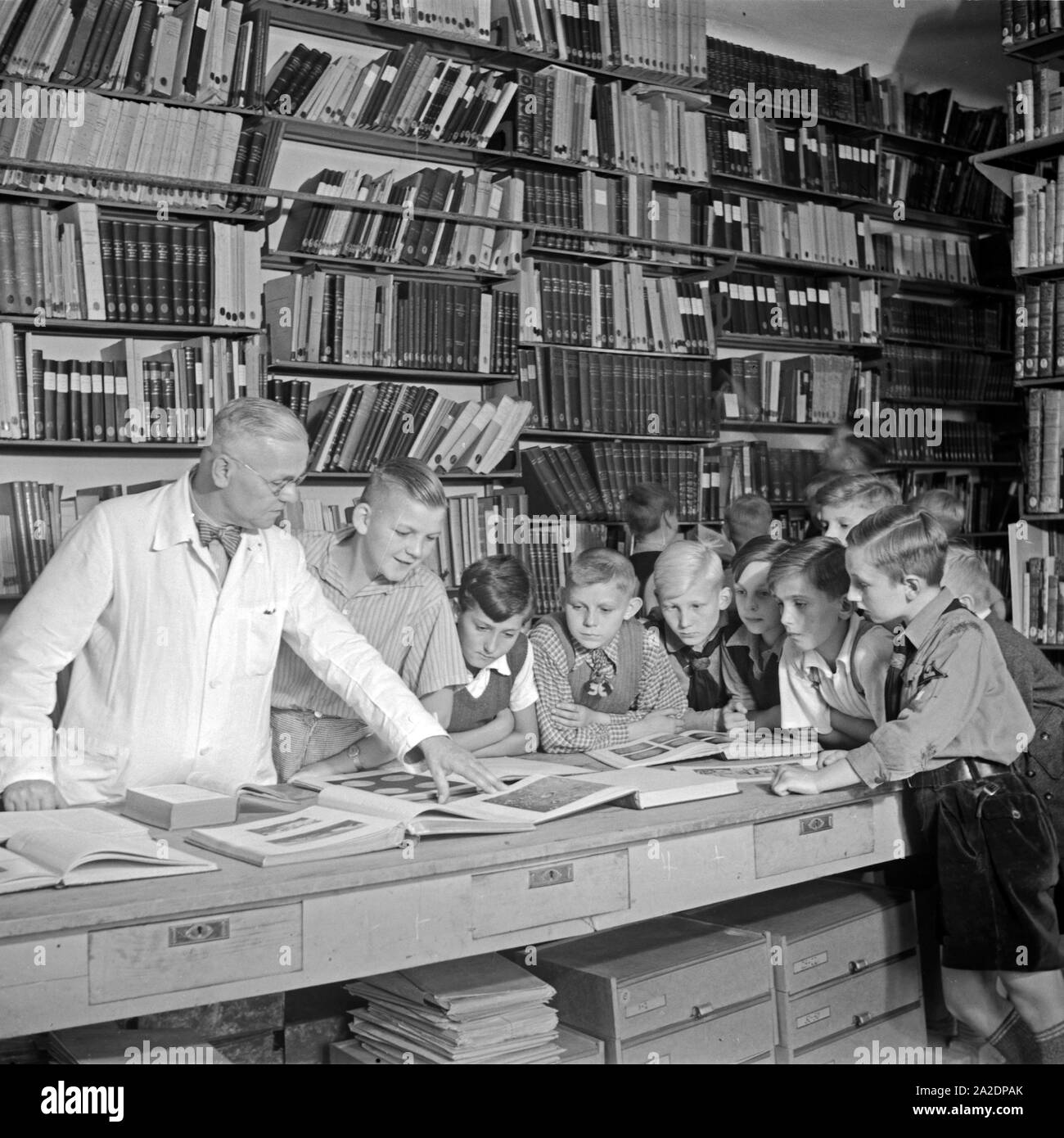 In der Bibliothek der Sternwarte in Berlin Treptow, Deutschland 1930er Jahre. At the library of the Berlin Treptow observatory, Germany 1930s. Stock Photo