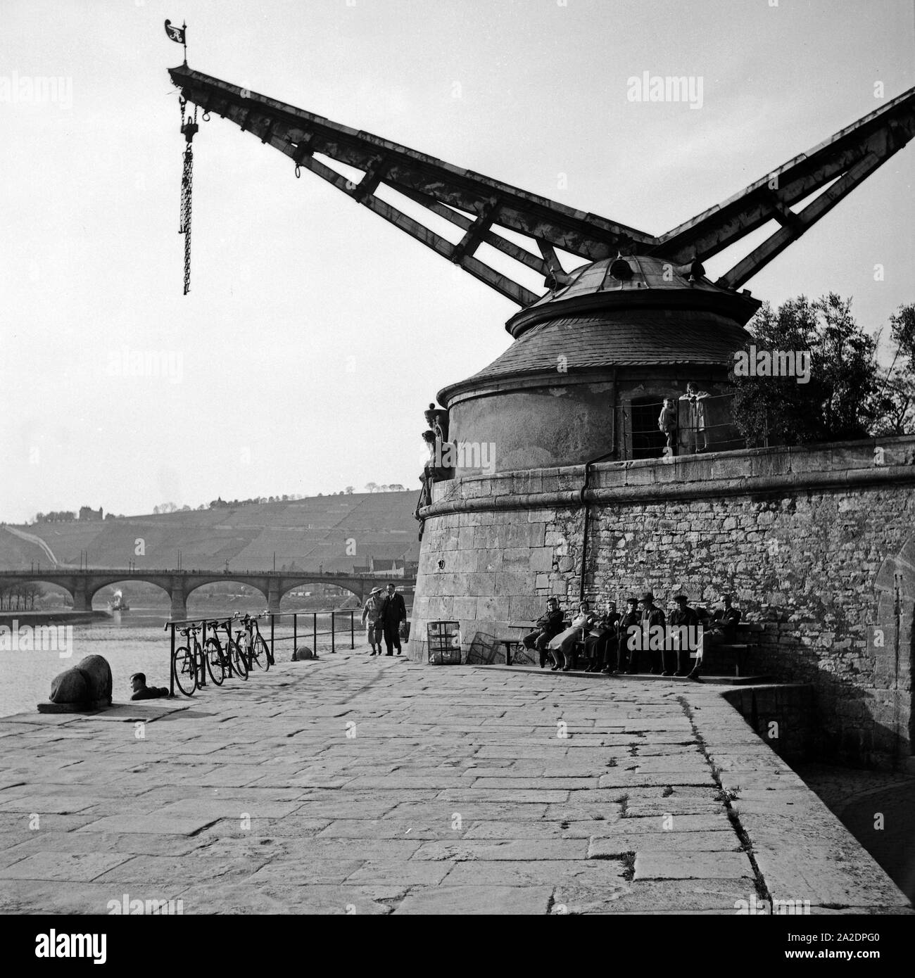Ein Kran am Ufer des Mains in Würzburg, Deutschland 1930er Jahre. A crane at the shore of Wuerzburg harbor, Germany 1930s. Stock Photo