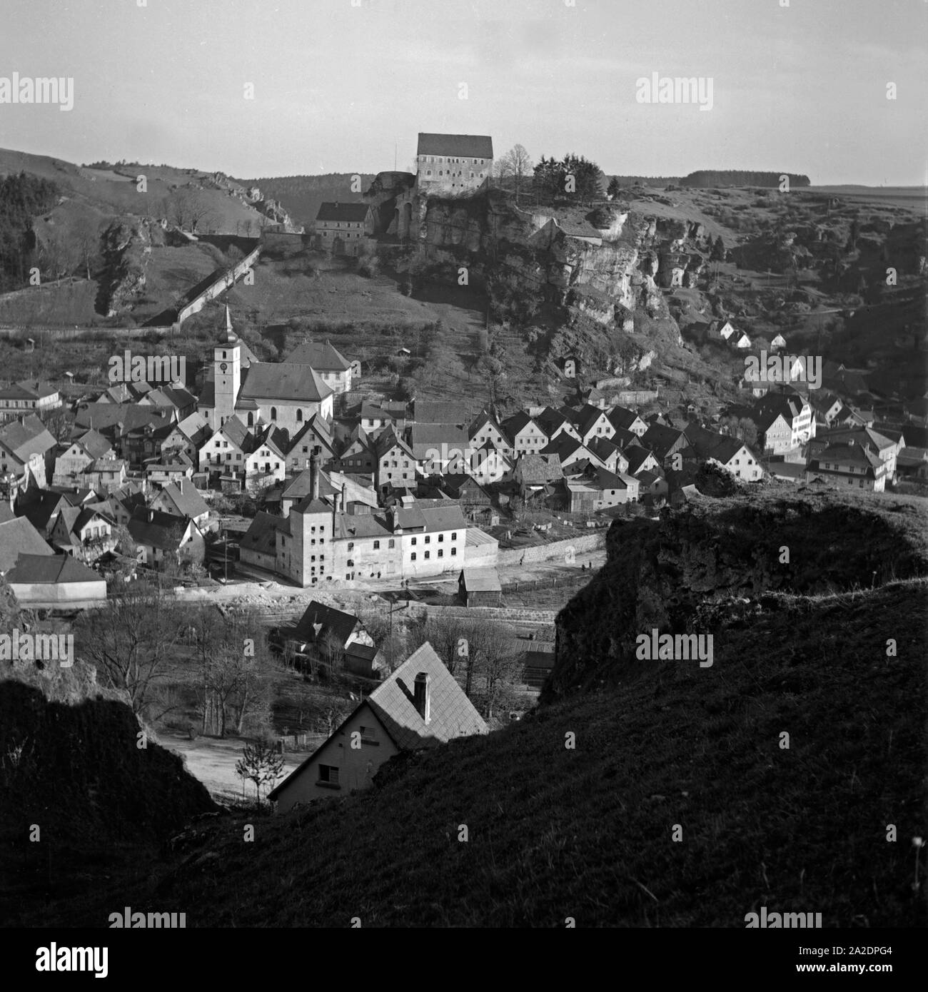 Blick auf die Ortschaft Pottenstein in Oberfranken, Deutschland 1930er Jahre. View to the little town Pottenstein at Upper Franconia, Germany 1930s. Stock Photo
