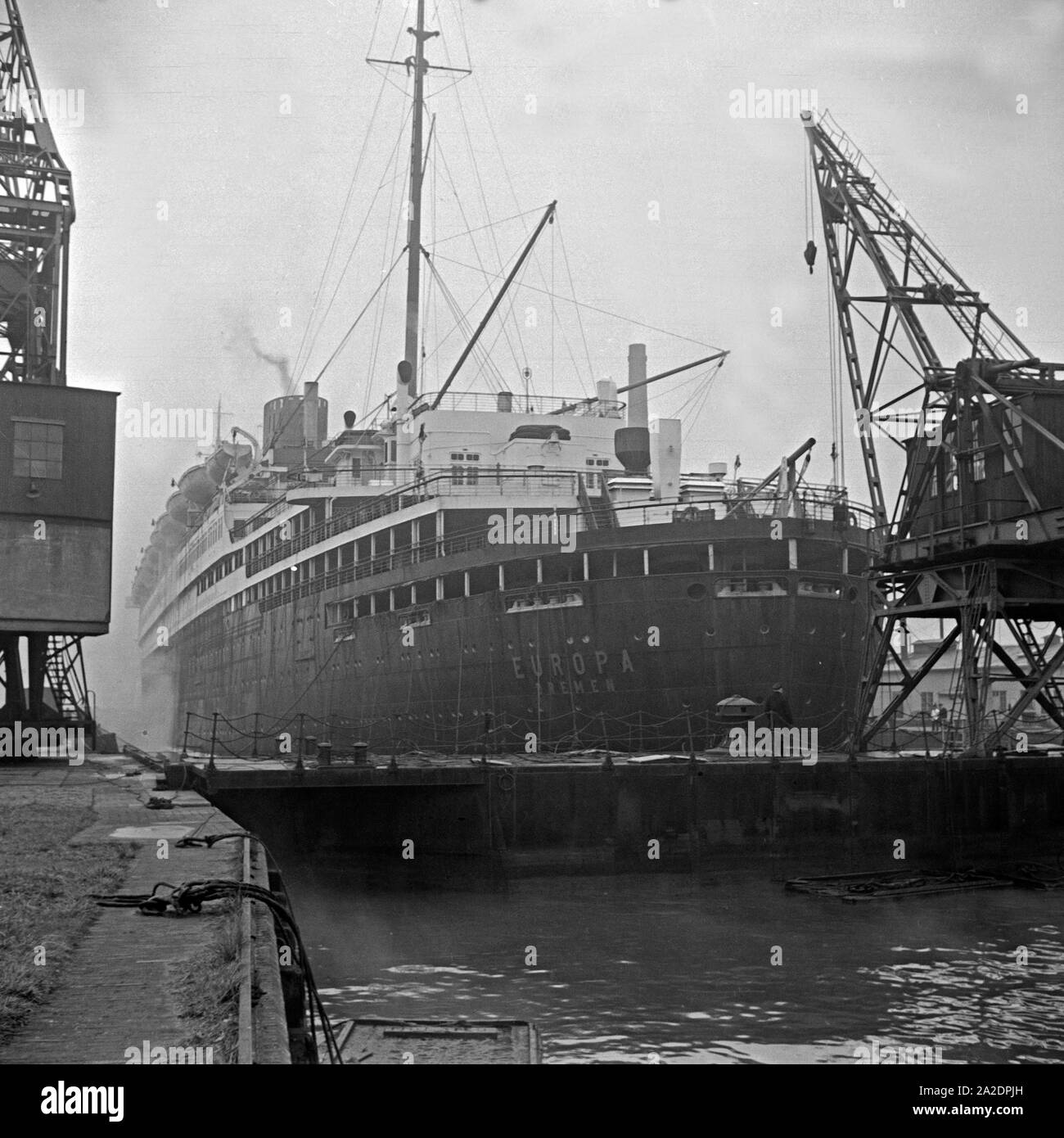 Das 1928 gebaute deutsche Passagierschiff 'Europa' im Dock in Bremerhaven, Deutschland 1930er Jahre. German passenger ship 'Europa' at the dockyard of Bremerhaven, Germany 1930s. Stock Photo