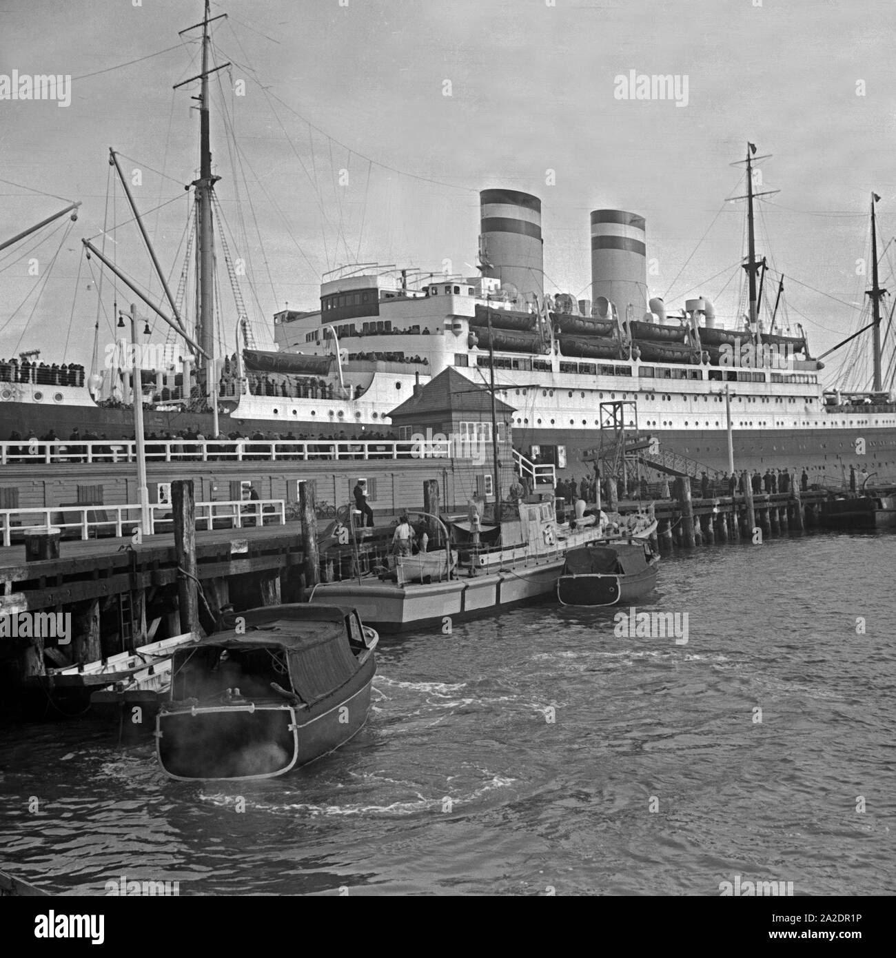 Das 1925 gebaute deutsche Passagierschiff 'Deutschland' legt in Cuxhaven an, Deutschland 1930er Jahre. German passenger ship 'Deutschland' at Cuxhaven, Germany 1930s. Stock Photo