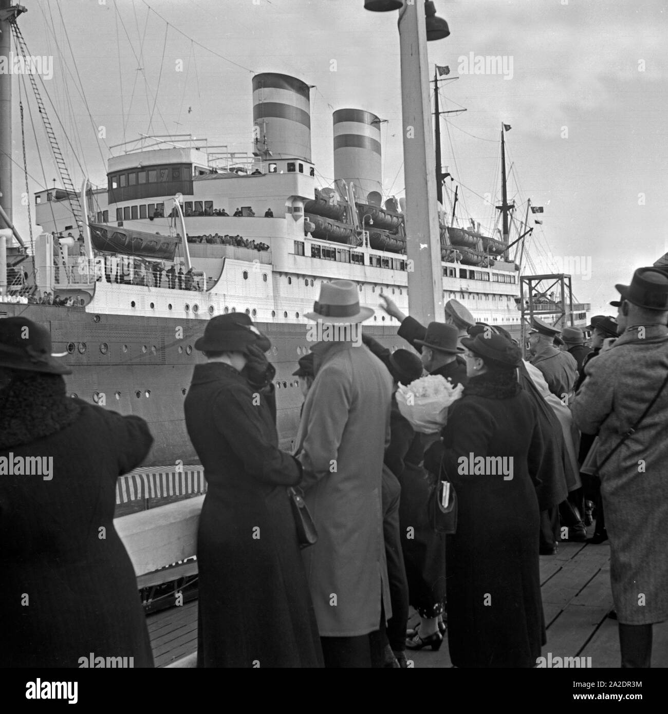 Das 1925 gebaute deutsche Passagierschiff 'Deutschland' in Cuxhaven, Deutschland 1930er Jahre. German passenger ship 'Europa' at Cuxhaven, Germany 1930s. Stock Photo