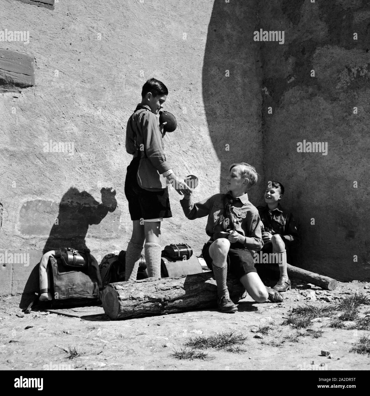 Drei Hitlerjungen rasten in Rothenburg ob der Tauber, Deutschland 1930er Jahre. Three Hitler youths having a break at Rothenburg ob der Tauber, Germany 1930s. Stock Photo