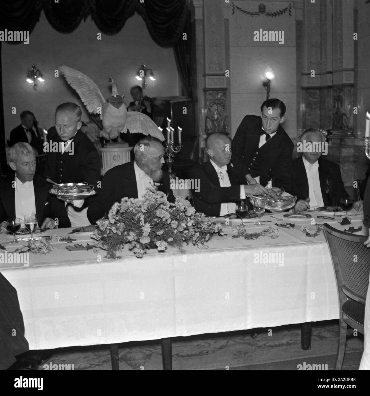 Der Deutsch Niederländische Club lädt zum Martinsgans Essen ins Hotel Bristol, Deutschland 1930er Jahre. The German Dutch Club invites to traditional goose at Martinmas supper at Hotel Bristol, Berlin, Germany 1930s. Stock Photo