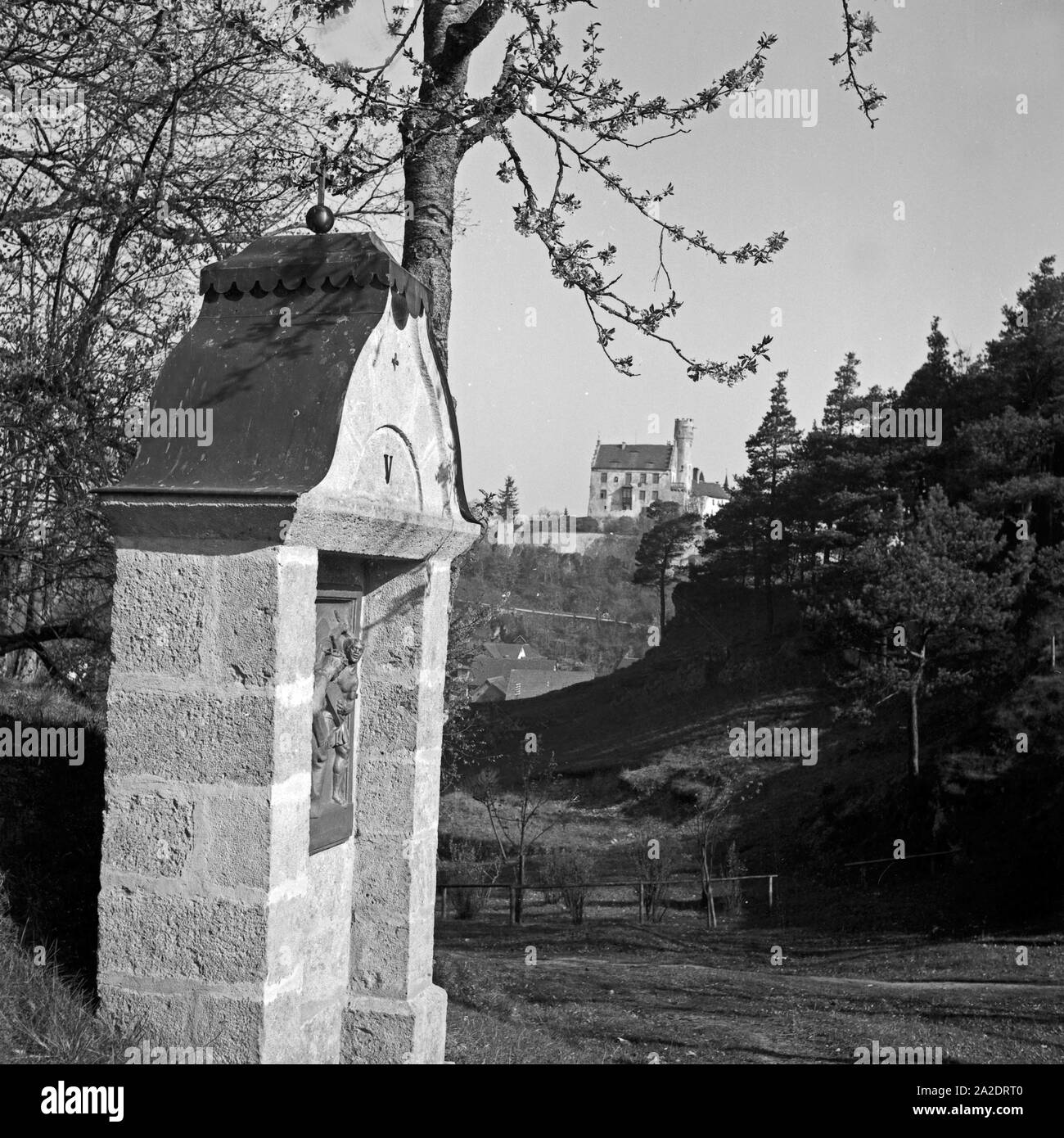 Herrgottswinkel mit der Burg von Gößweinstein, Deutschland 1930er Jahre. Altar with the castle of Goessweinstein, Germany 1930s. Stock Photo