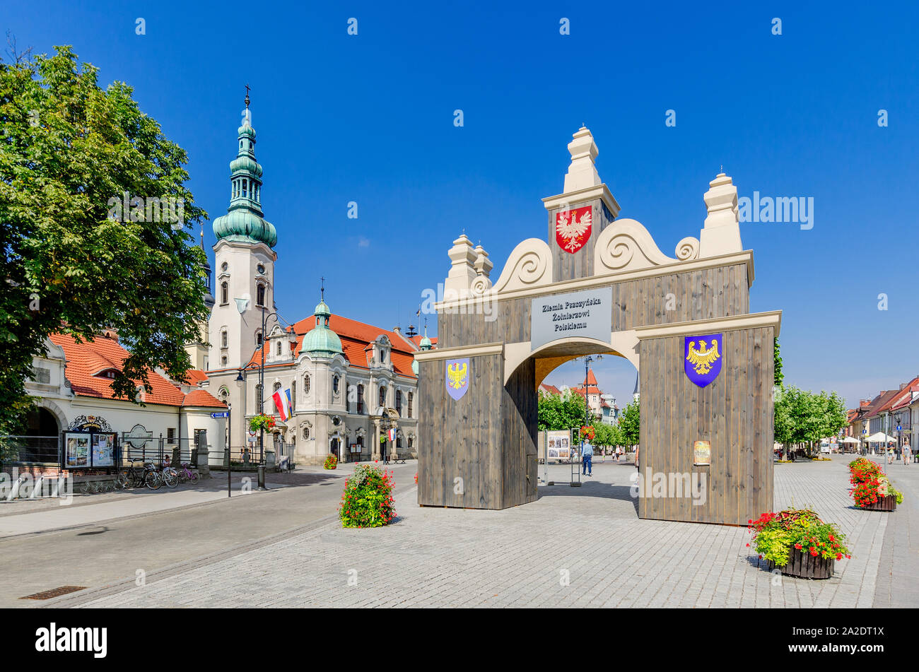 Pszczyna (ger.: Pless), Silesian province, Poland. Reconstructed 1922's welcome gate - Silesian Uprisings memorial, the Marketplace sq Stock Photo