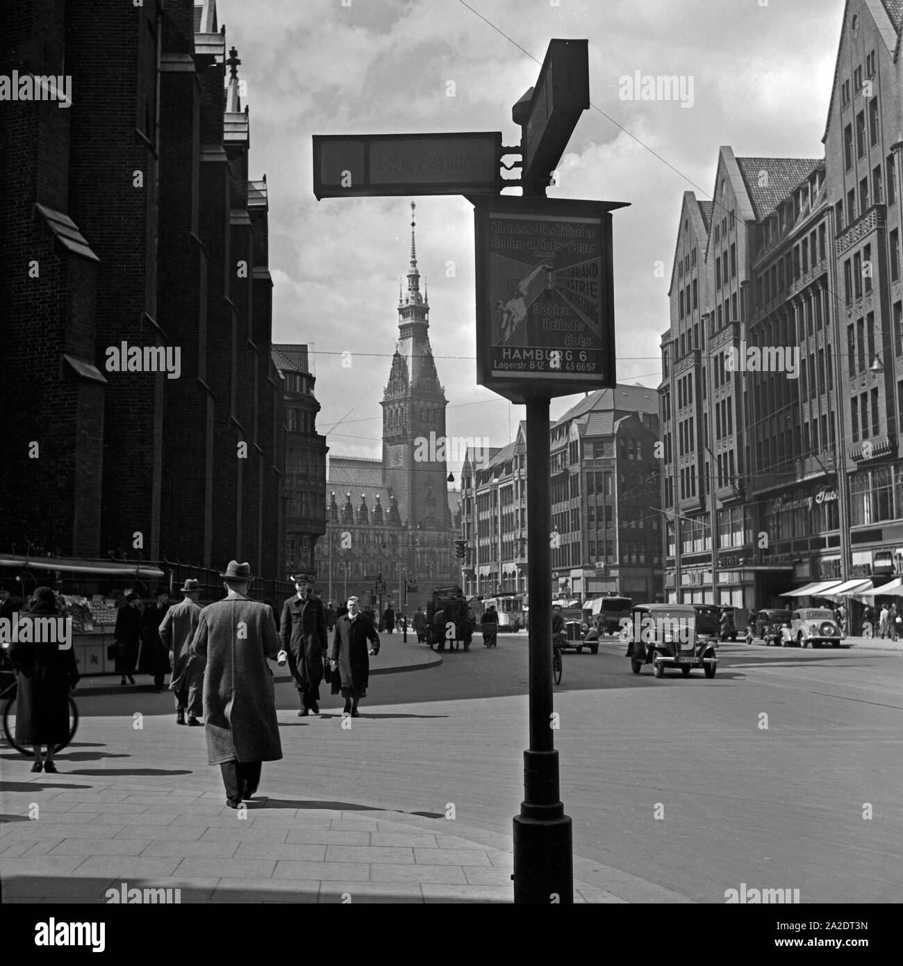 Die Mönckebergstraße mit Blick auf das Rathaus in Hamburg, Deutschland 1930er Jahre. The Moenckebergstrasse with view tio the city hall of Hamburg, Germany 1930s. Stock Photo