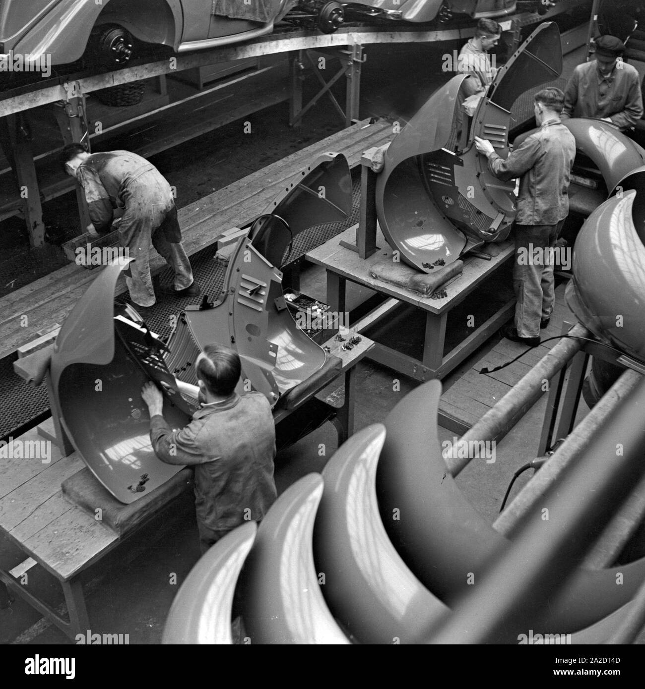 Arbeiter der Ford Werke in Köln Niehl am Fließband mit Karosserien, Deutschland 1930er Jahre. Workers at the conveyor belt of the Ford factory at Cologne, Germany 1930s. Stock Photo