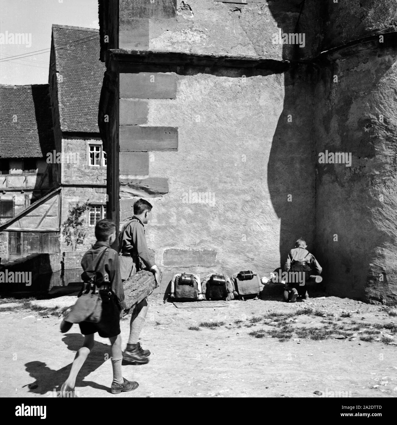 Drei Hitlerjungen in Rothenburg ob der Tauber, Deutschland 1930er Jahre. Three Hitler youths at Rothenburg ob der Tauber, Germany 1930s. Stock Photo