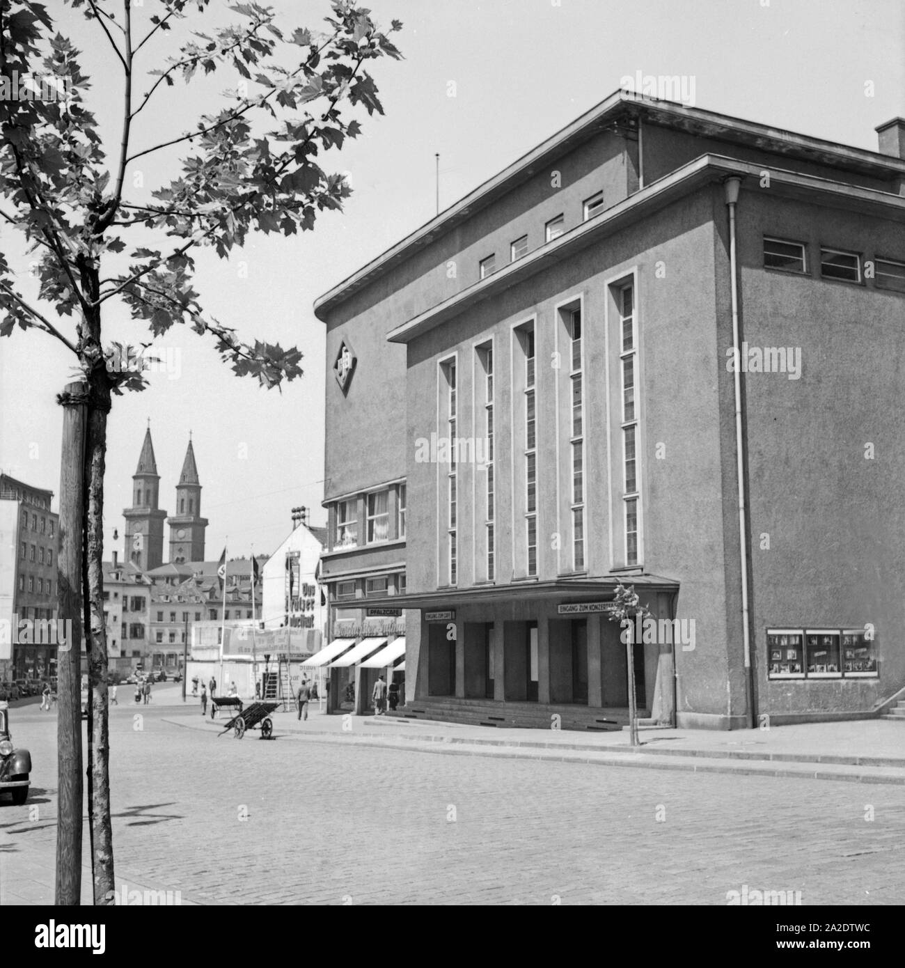 Eingangsbereich und Vorplatz am Pfalzbau in Ludwigshafen, Deutschland 1930er Jahre. Entrance and square in front of Pfalzbau hall at Ludwigshafen, Germany 1930s. Stock Photo