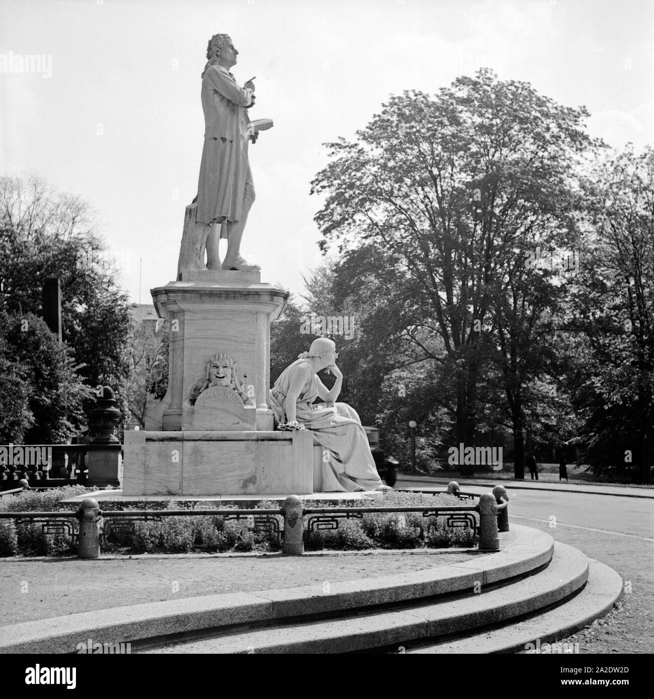 Das Schillerdenkmal in Wiesbaden, Deutschland 1930er Jahre. Monument for German poet Friedrich Schiller at Wiesbaden, Germany 1930s. Stock Photo