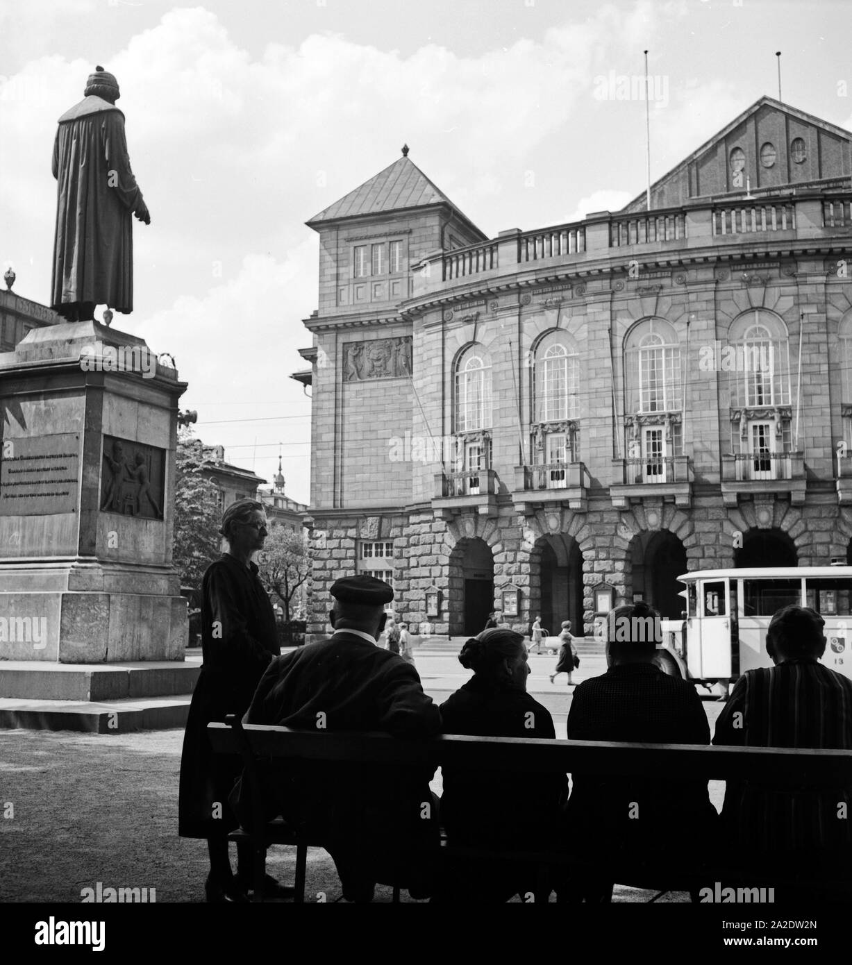 Mainzer treffen sich am Gutenbergplatz gegenüber vom Stadttheater in Mainz, Deutschland 1930er Jahre. People meet at the Gutenbergplatz square near the city theatre at Mainz, Germany 1930s. Stock Photo