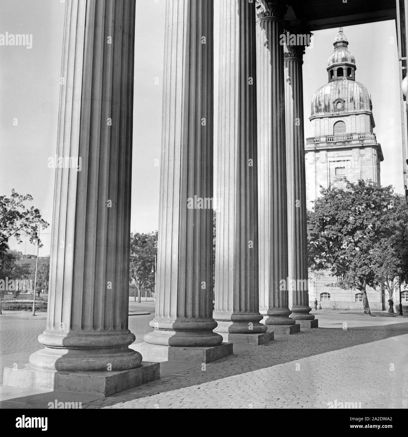 Säulen am Eingangsbereich des Theaters in Darmstadt, Deutschland 1930er Jahre. Columns at the entrance of the Darmstadt theatre, Germany 1930s. Stock Photo