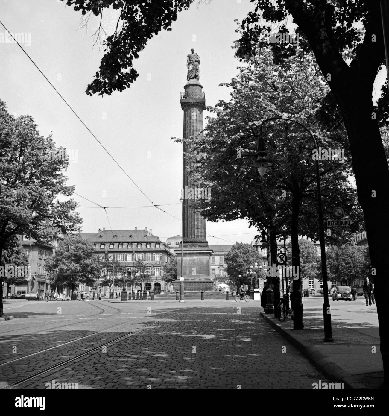 Die Ludwigssäule auf dem Luisenplatz in Darmstadt, Deutschland 1930er Jahre. Ludwig's column at Luisenplatz square at Darmstadt, Germany 1930s. Stock Photo
