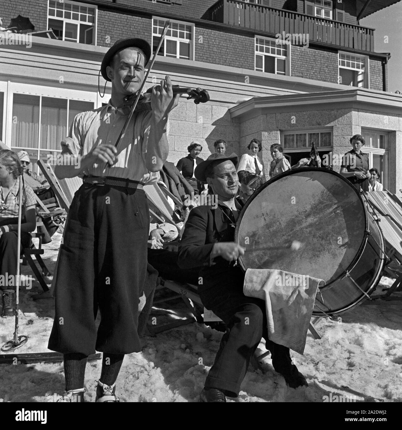 Die Musiker vom Felbergerhof unterhalten die Feriengäste mit ihren Weisen, Deutschland 1930er Jahre. The staff members of Feldbergerhof hotel entertaining the guest with their tunes, Germany 1930s. Stock Photo