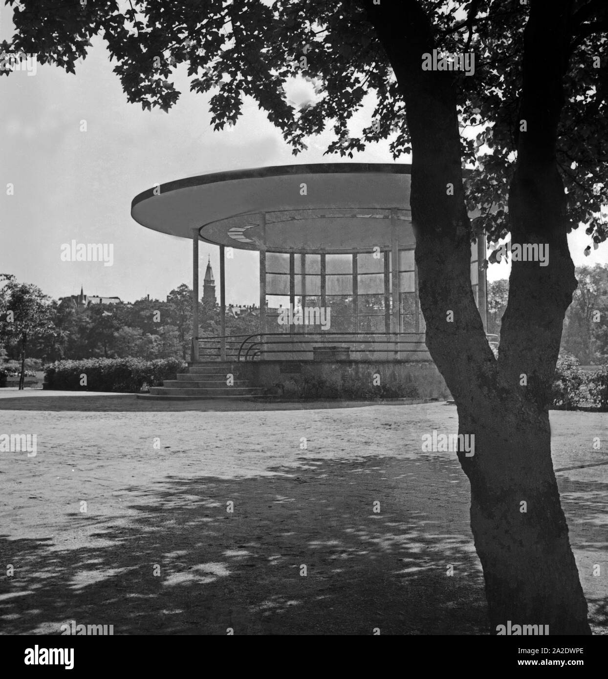 Der Musiktempel mit Blick zum Waldrand in Zwickau, Deutschland 1930er Jahre. Music pavillon with view to the forest at Zwickau, Germany 1930s. Stock Photo