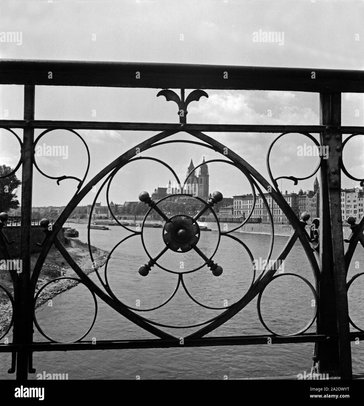 Blick durch ein Brückengeländer auf das Panorama von Magdeburg mit dem Dom im Mittelpunkt, Deutschland 1930er Jahre. View through a bridge railing on the city of Magdeburg with its cathedral in the centre, Germany 1930s. Stock Photo