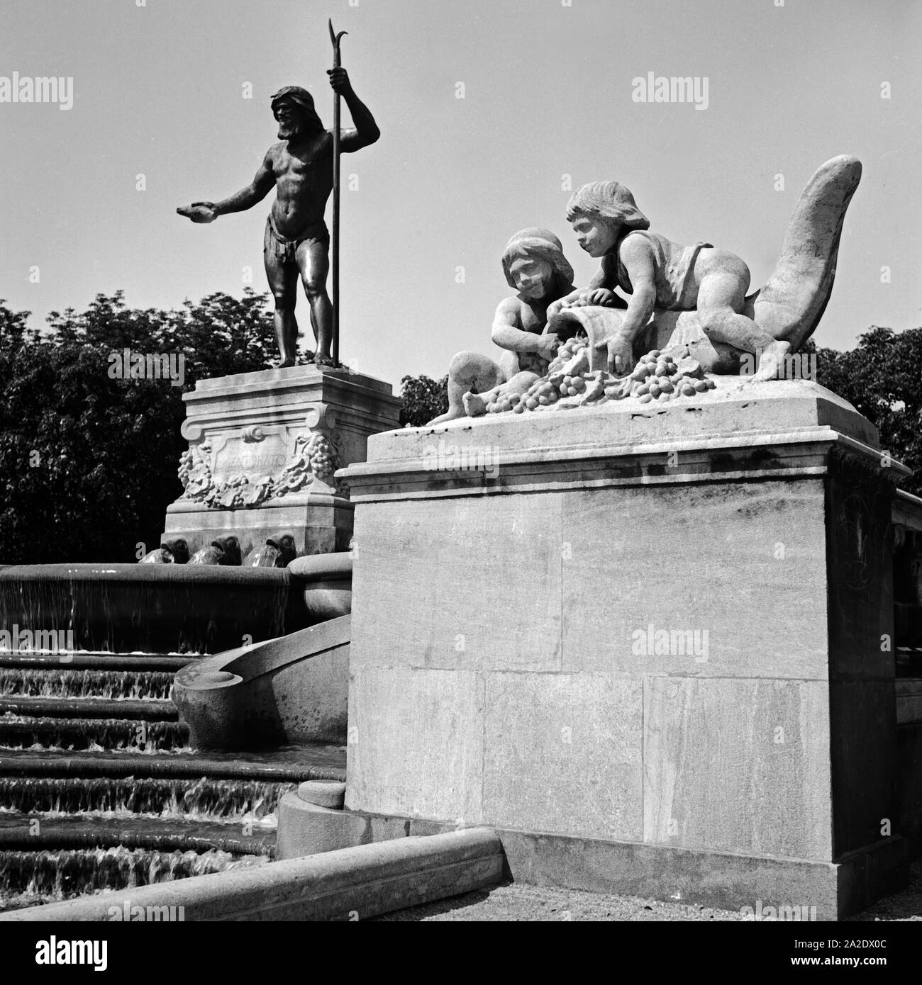 Der Vater Rhein Brunnen auf der Museumsinsel nördlich der Ludwigsbrücke in München, Deutschland 1930er Jahre. The personalized river Rhine as a sculpture of the Vater Rhein fountain at Munich, Germany 1930s. Stock Photo