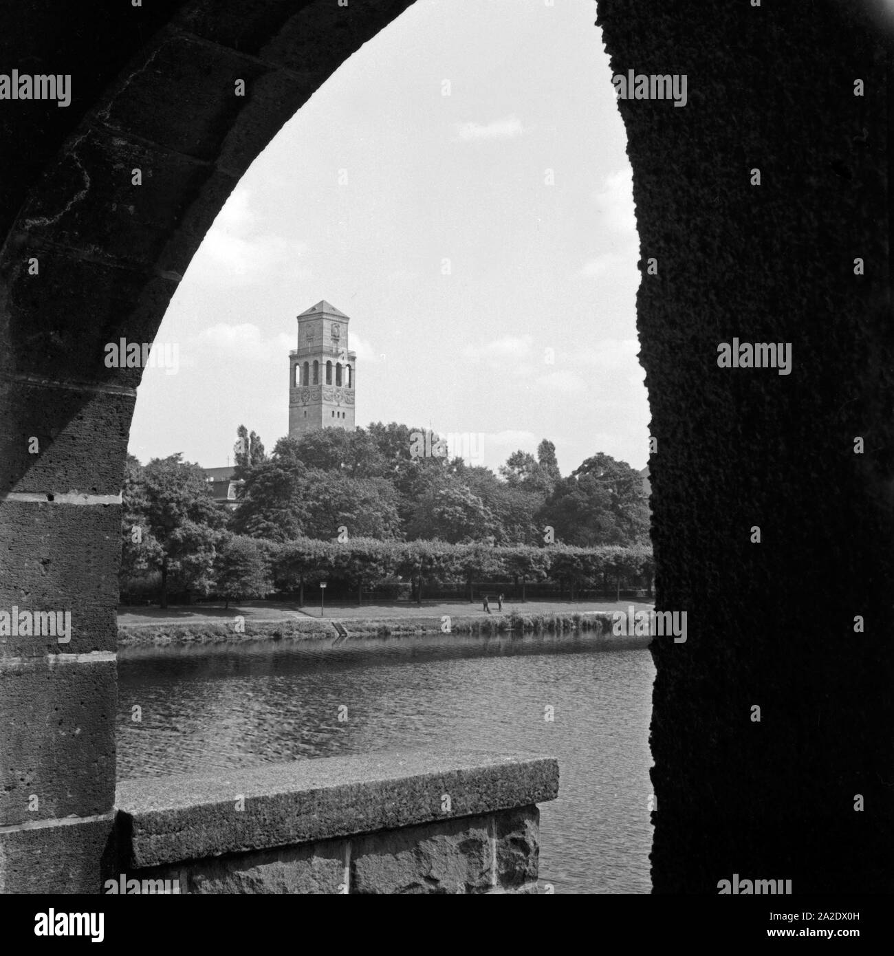 Der Turm am Rathaus in Mülheim an der Ruhr, Deutschland 1930er Jahre. Tower of the Muelheim city hall, Germany 1930s. Stock Photo