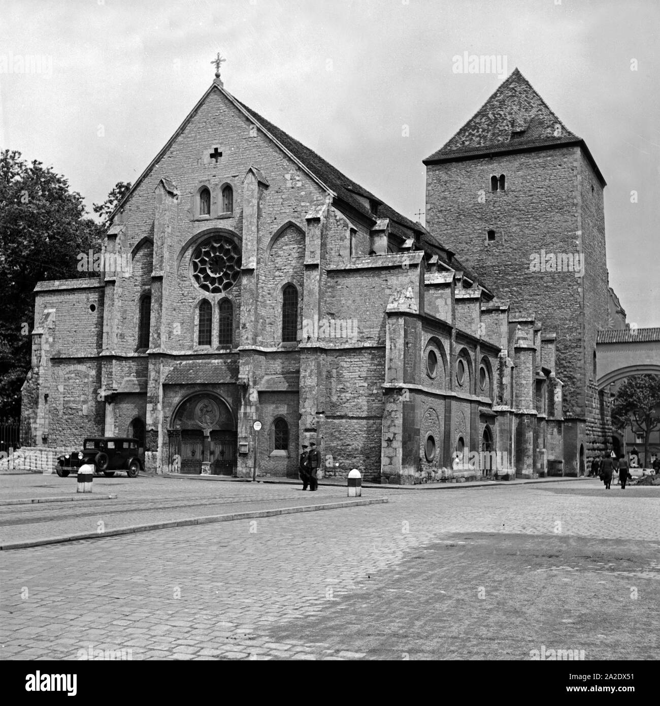 Die ehemalige Dompfarrkirche St. Ulrich in Regensburg, Deutschland 1930er Jahre. The former cathedral parish church St. Ulrich's at Regensburg, Germany 1930s. Stock Photo
