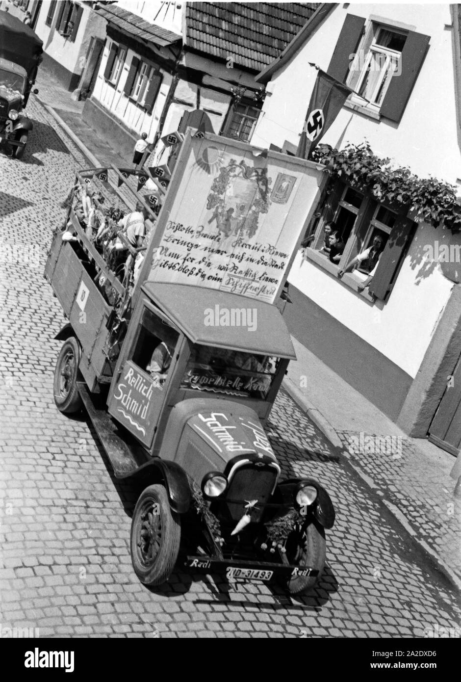 Einzelne Rettichlieferanten, wie hier Rettich Schmid, beim Festzug zum Rettichfest in Schifferstadt, Deutschland, 1930er Jahre. Local radish producers at the pageant of the annual radish fair at Schifferstadt, Germany 1930s. Stock Photo
