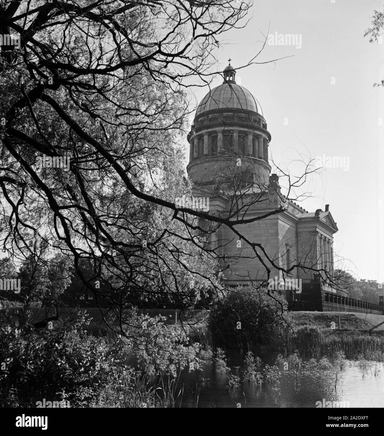 Die Auferstehungskirche im Mausoleumspark in Dessau, Deutschland 1930er Jahre. Resurrectin church at the park at Dessau, 1930s. Stock Photo