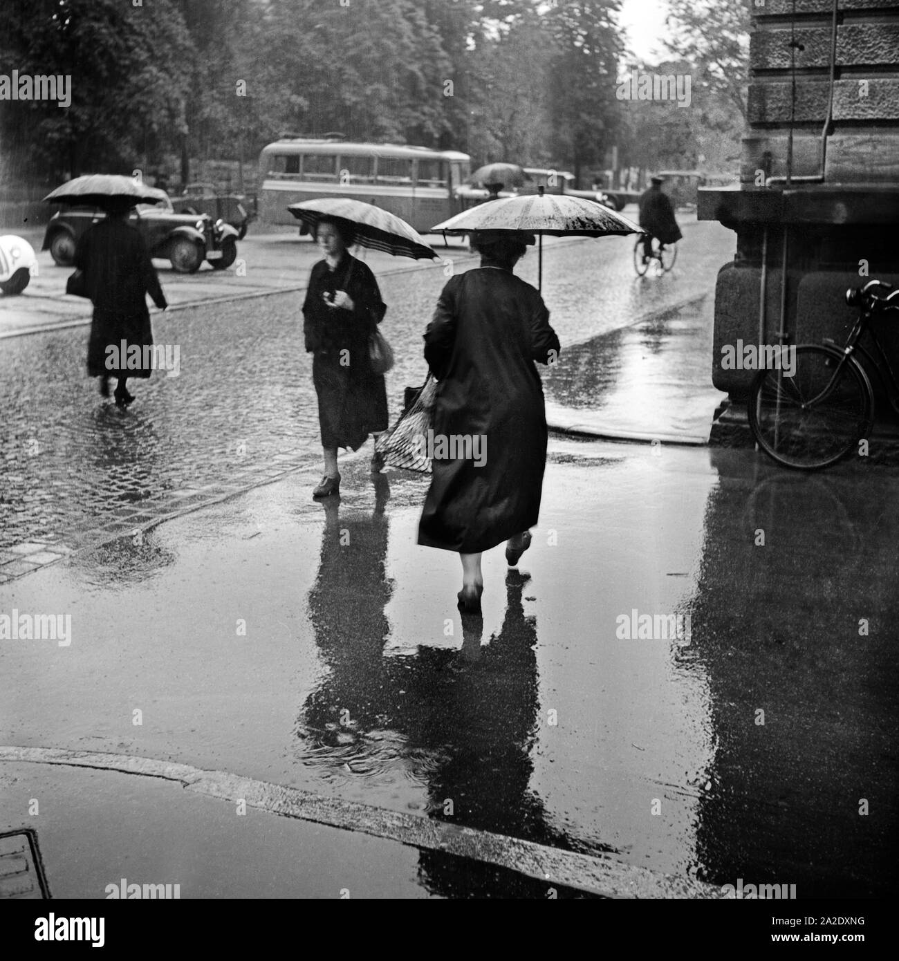 People under rain Black and White Stock Photos & Images Alamy