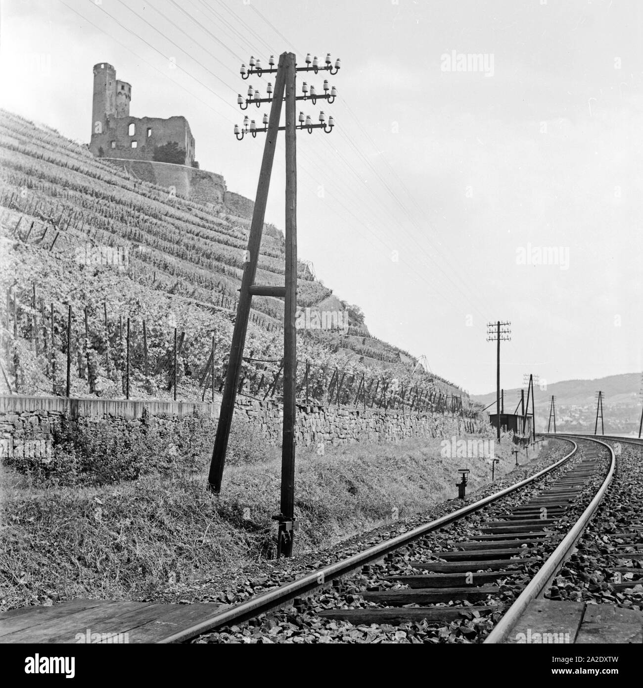 Die Reichsbahn fährt direkt unterhalb der Ruine Ehrenfels, Deutschland 1930er Jahre. The Reichsbahn railway just under the remains of Ehrenfels  castle, Germany 1930s. Stock Photo