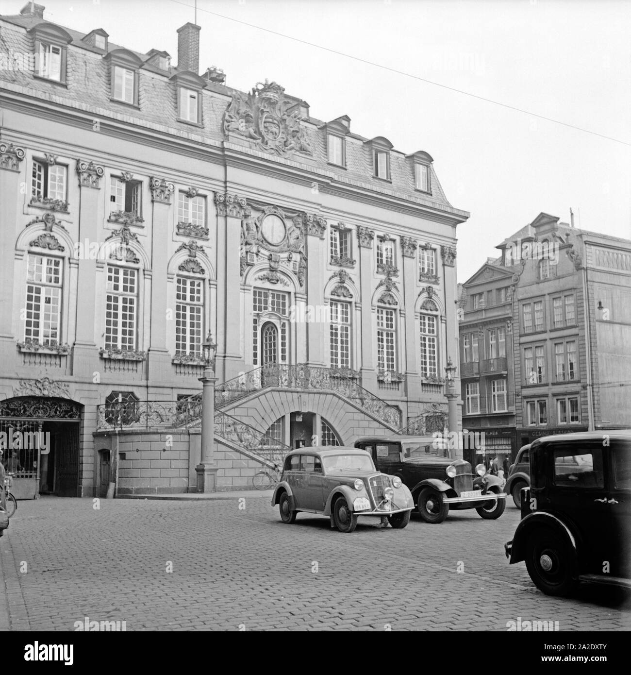 Autos parken vor dem Rathaus in Bonn, Deutschland 1930er Jahre. Cars parking in front of the Bonn city hall, Germany 1930s. Stock Photo