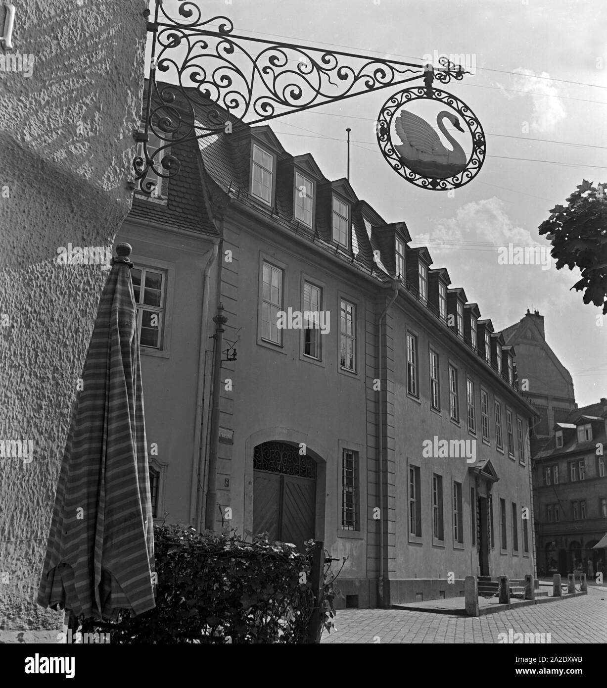 Das Goethehaus mit einer Gaststätte im Vordergrund in Weimar, Deutschland 1930er Jahre. The house of German poet Johann Wolfgang von Goethe and a restaurant in front of it at Weimar, Germany 1930s. Stock Photo