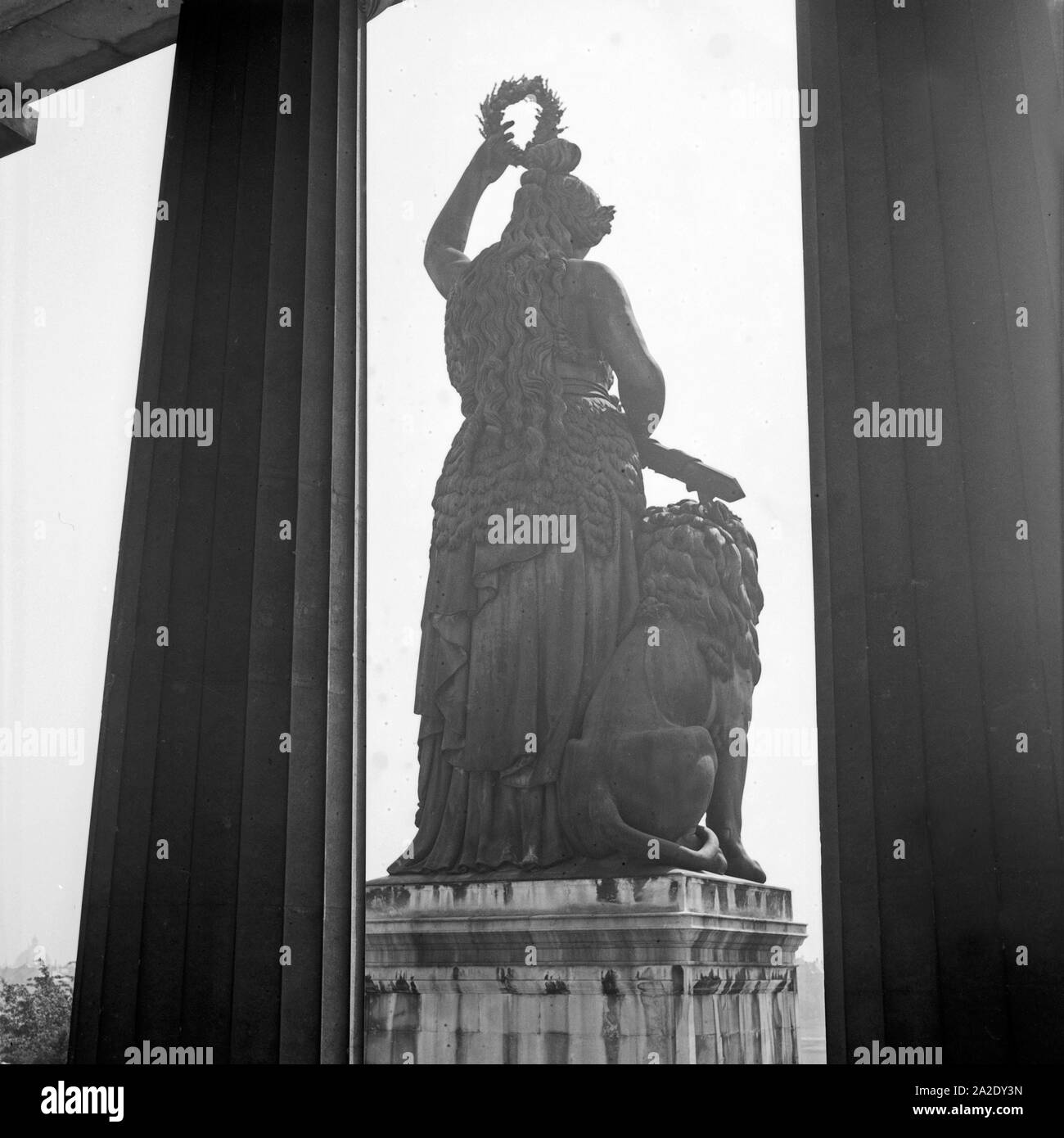 Rückansicht der Bavaria zwischen den Säulen der Ruhmeshalle in München, Deutschland 1930er Jahre. Rear of the Bavaria statue from between the columns of the Ruhmeshalle hall of fame at Munich, Germany 1930s. Stock Photo