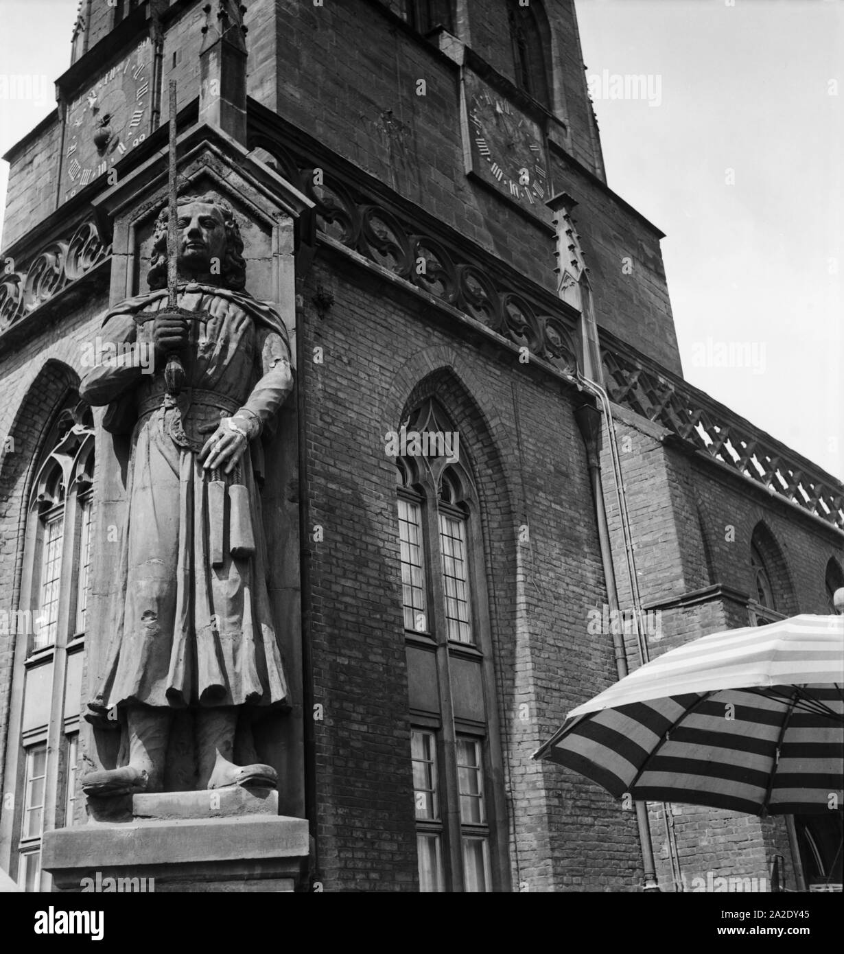 Der Roland bei der Marktkirche in Halle an der Saale, Deutschland 1930er Jahre. Sculpture of Roland near the St. Mary's church at the city of Halle, Germany 1930s. Stock Photo