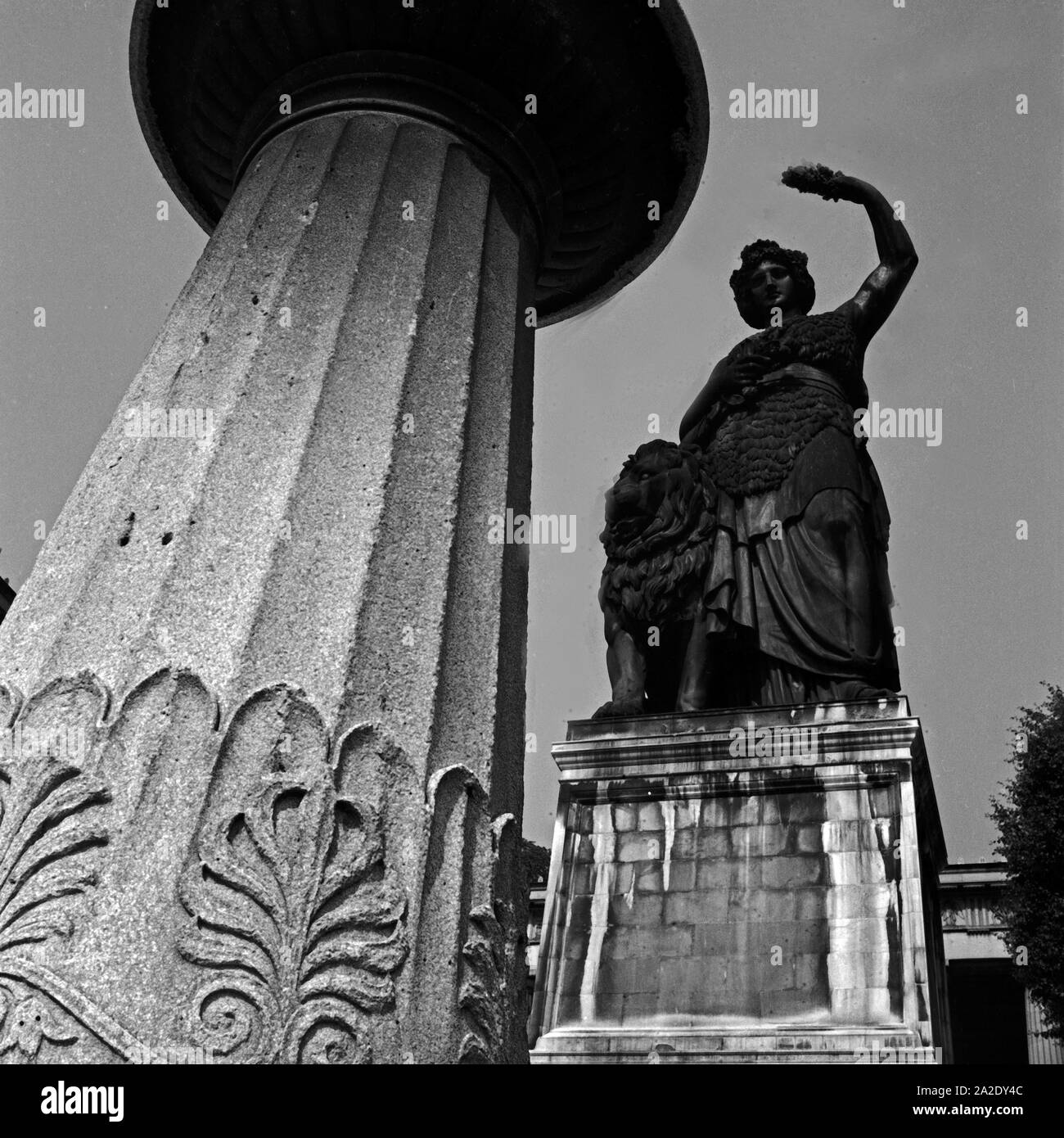 Ruhmeshalle und Bavaria am Westrand der Theresienwiese in München, Deutschland 1930er Jahre. Hall of fame and Bavaria statue at Munich, Germany 1930s. Stock Photo