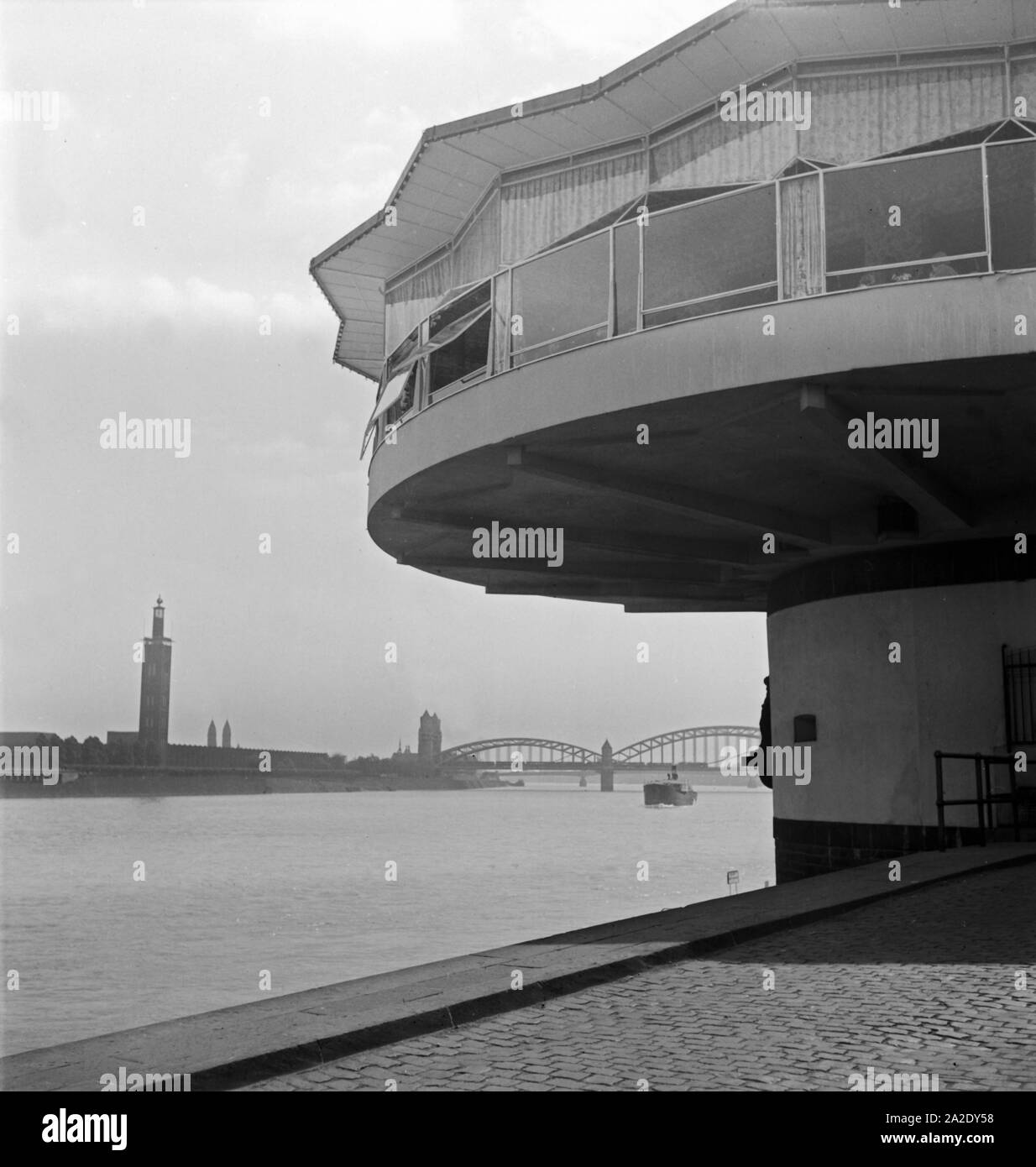 Blick von der Bastei südwärts auf die Hohenzollernbrücke und die Messehallen mit Messeturm in Köln, 1930er Jahre. View from the Bastei southward to Hohenzollernbruecke and fair buildings with tower, Cologne 1930s. Stock Photo