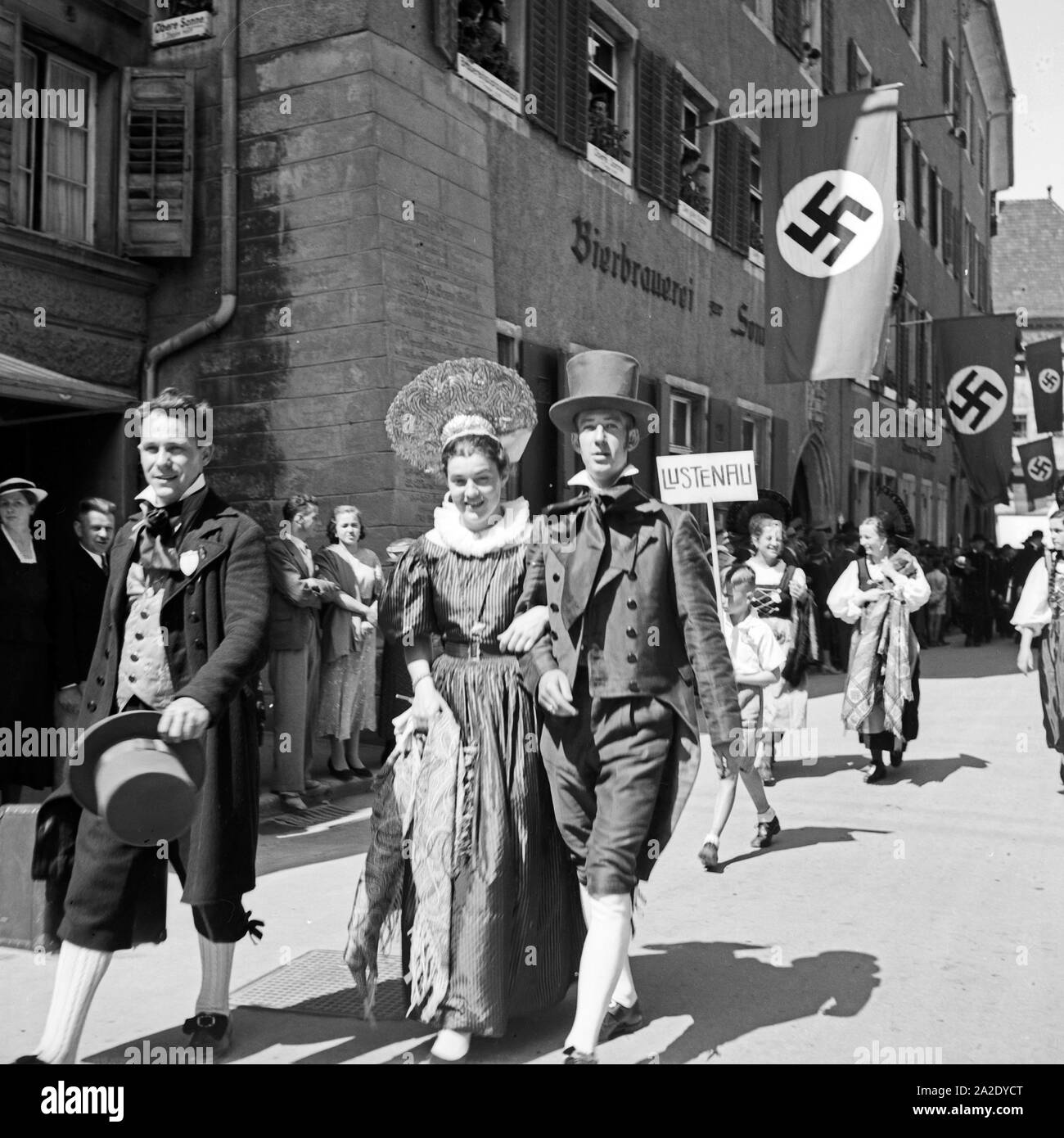 Trachtenumzug durch die Straßen von Konstanz, Deutschland 1930er Jahre. Traditinal costume parade through the streets of Constance, Germany 1930s. Stock Photo