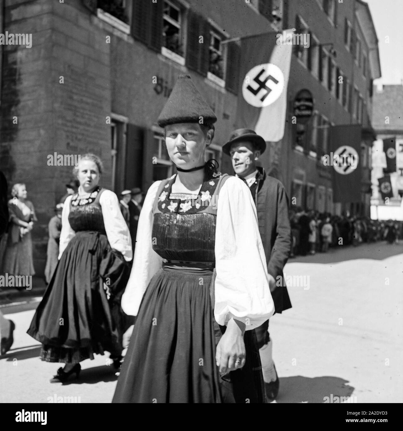 Trachtenumzug durch die Straßen von Konstanz, Deutschland 1930er Jahre. Traditinal costume parade through the streets of Constance, Germany 1930s. Stock Photo