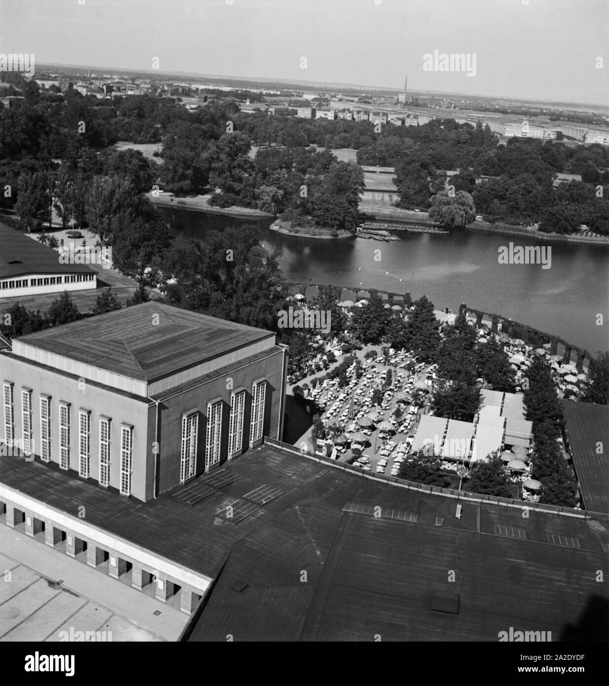 Luftbild der Ausstellungshallen am Adolf Mittag See in Magdeburg, Deutschland 1930er Jahre. Aerial view of the exhibition halls near the artificial Adolf Mittag lake at Magdeburg, Germany 1930s. Stock Photo