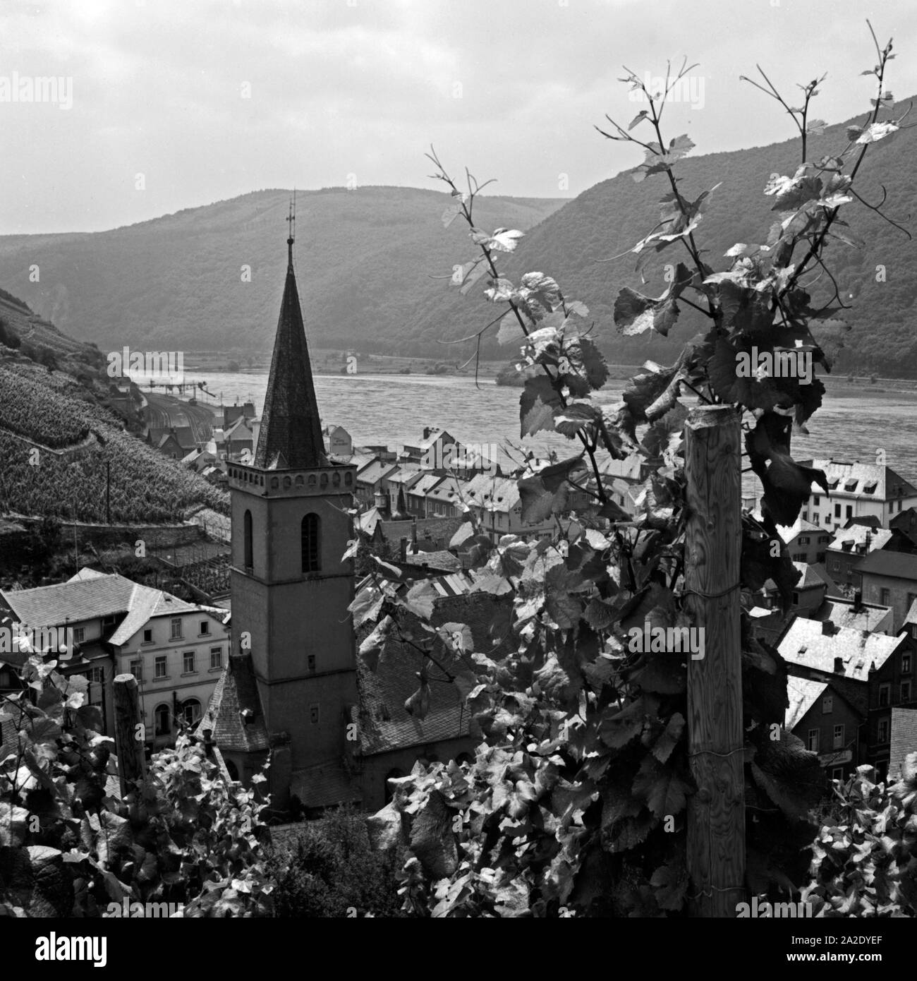 Die Pfarrkirche Heilig Kreuz in Assmannshausen, Deutschland 1930er Jahre. The Holy Cross church at Assmannshausen, Germany 1930s. Stock Photo