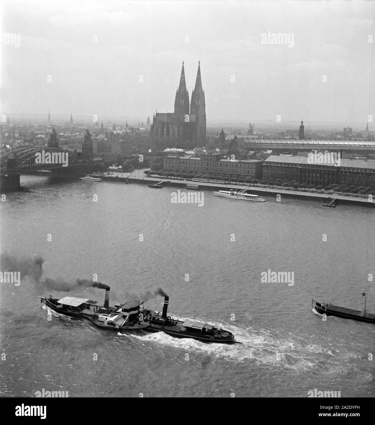 Blick vom Messeturm auf die Stadtseite von Köln mit Dom und Hauptbahnhof, 1930er Jahre. View from the fair tower over the city of Cologne with its cathedral and main station, 1930s. Stock Photo
